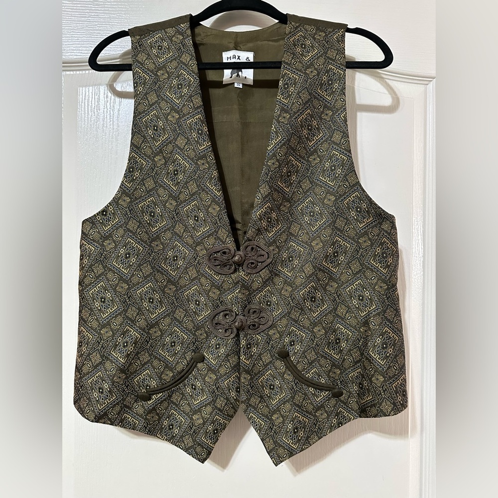Max & Mabel satin tapestry vest with beautiful details in front and back